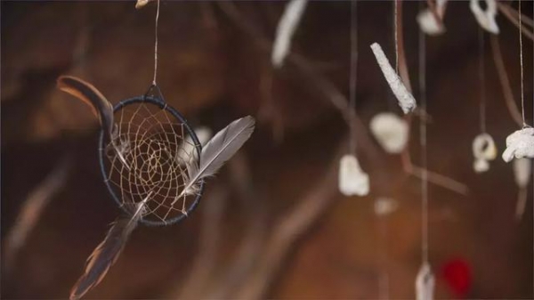 男子投资50万带老婆住山洞,48岁男子卖掉豪宅