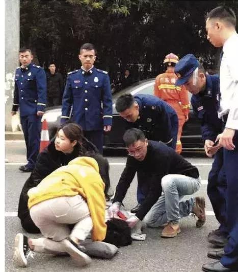 “爸爸好帅！”：最好的教育是你在做，她在看