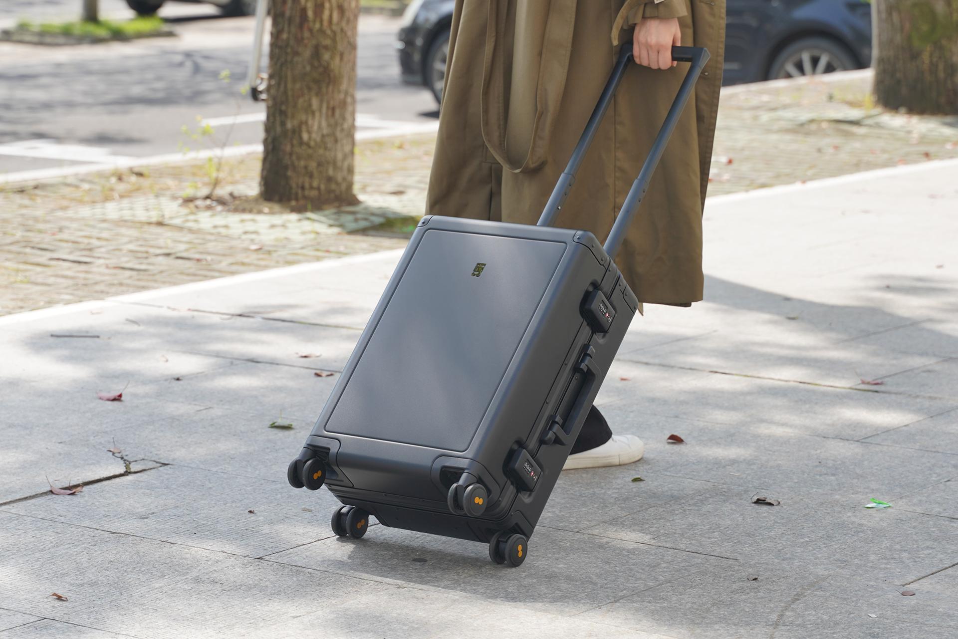 地平线8铝镁合金拉杆箱,地平线拉杆箱和elle拉杆箱哪个好