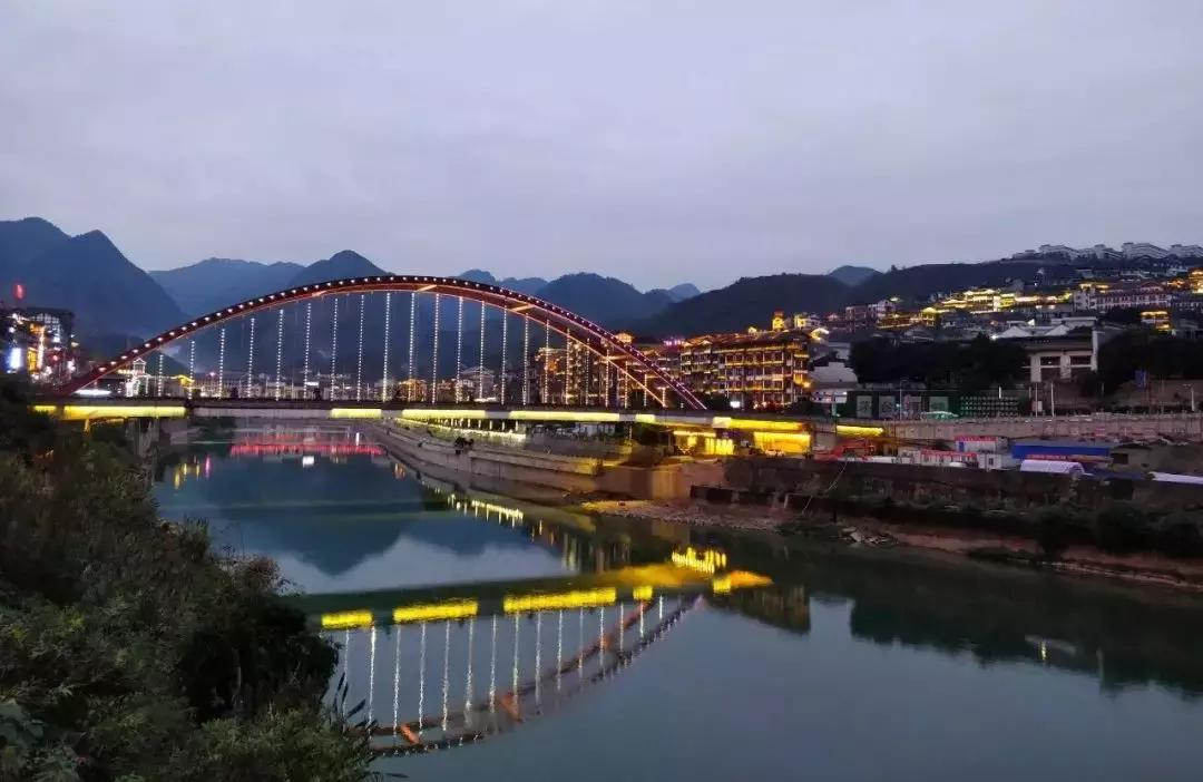 探访茅台镇:空气里都飘着酒精,装卸工月入万元村民盼*迁拆**