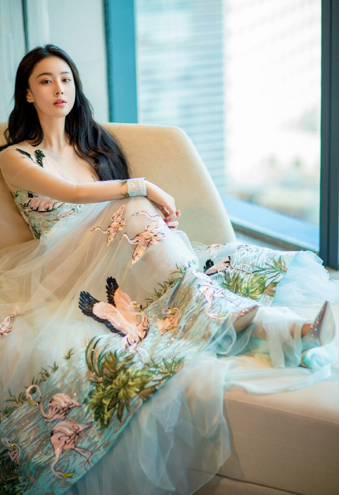 张馨予一身紫衣美若天仙,张馨予穿衣打扮难掩高贵气质