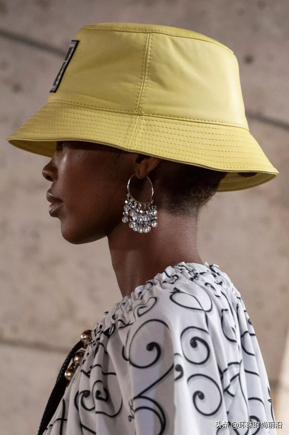 适合冬季脸大显脸小的帽子 (大圆脸适合什么帽子秋冬)