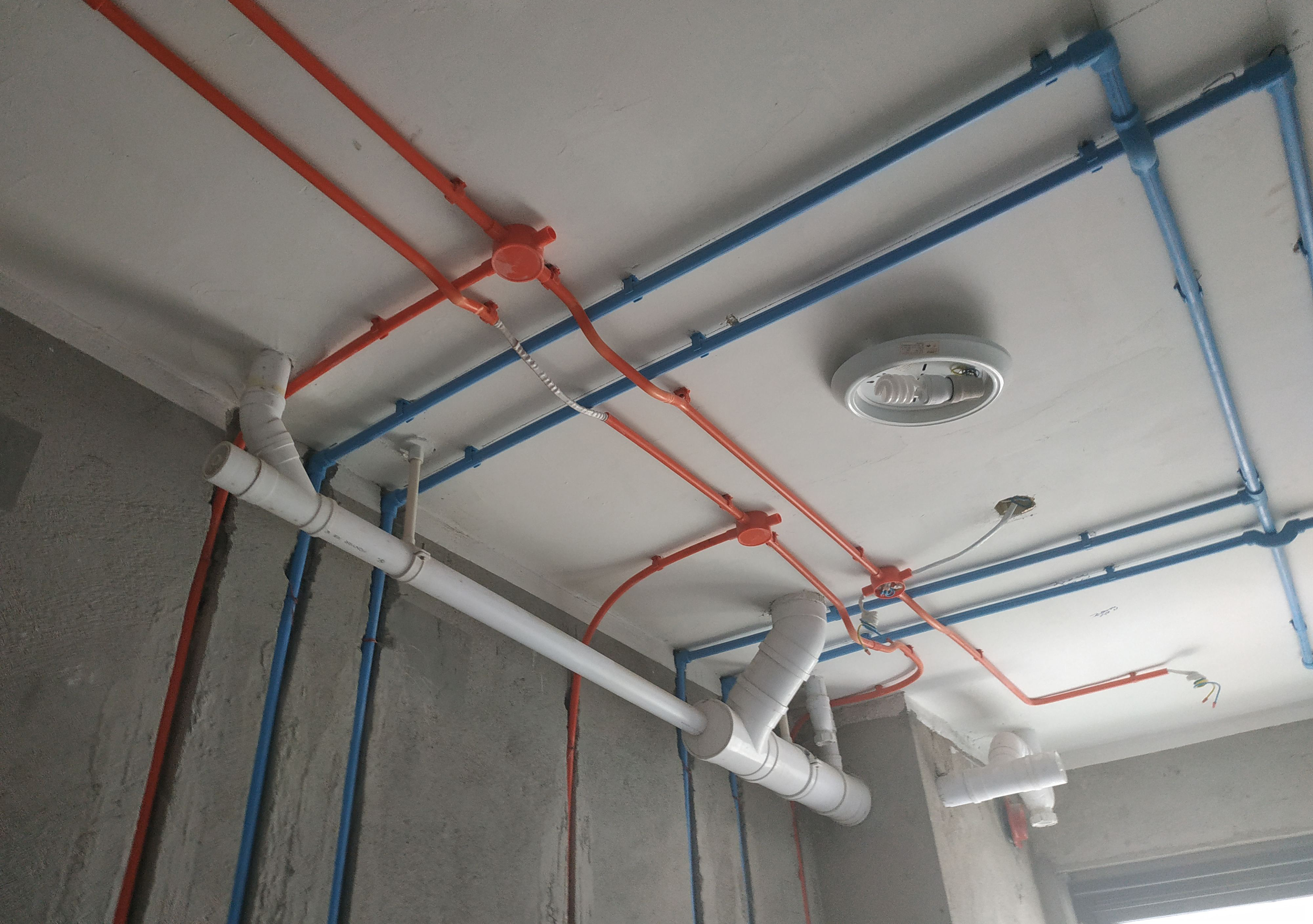 水电走顶开孔是违规的吗,水电走顶和走地的利弊关系