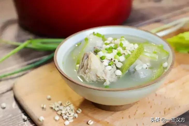 今日端午，吃粽子、插艾条、赛龙舟、佩香囊，端午过后，注意养生