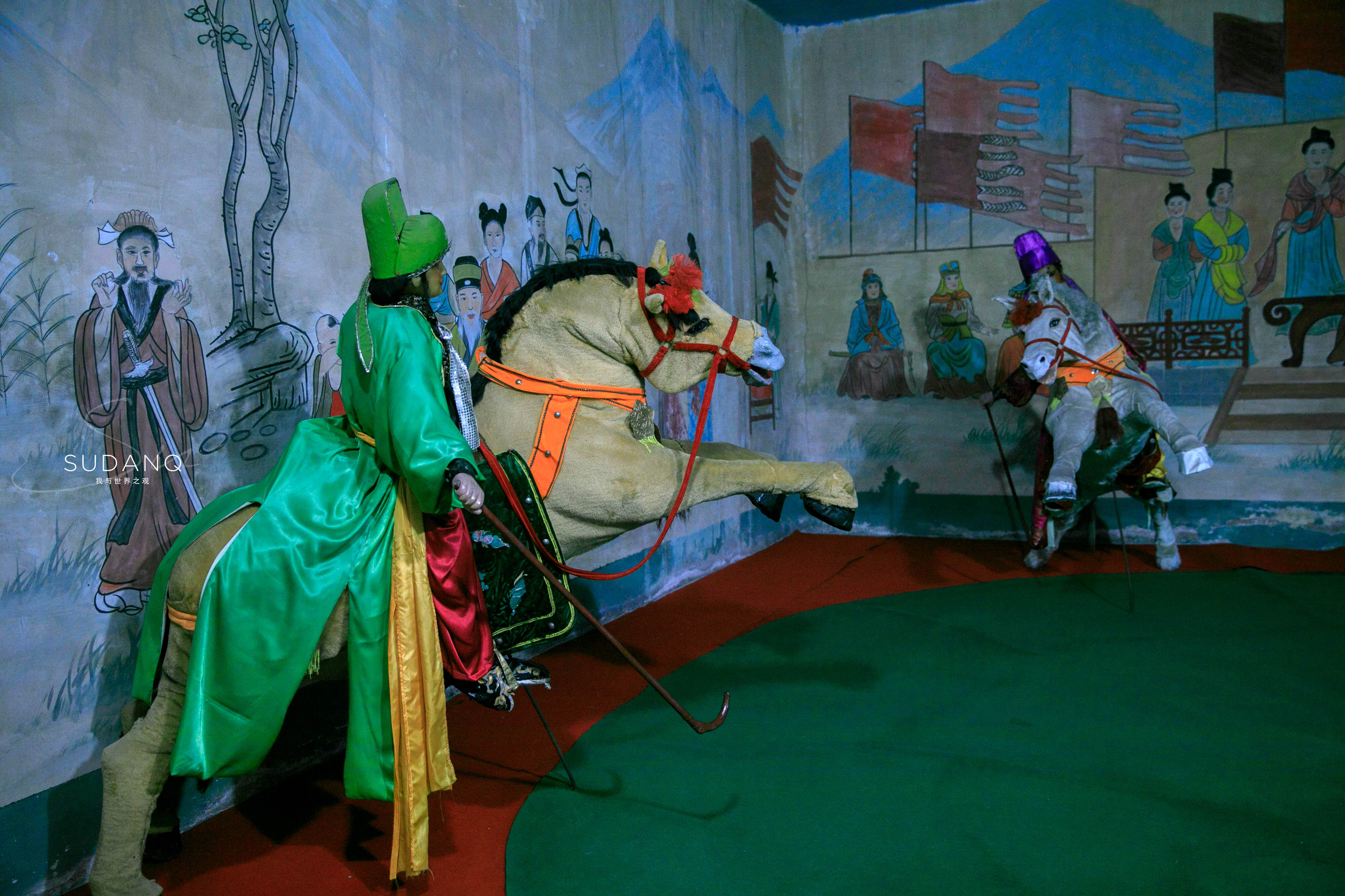 进入乾陵门口的石像,被真人雕像吓到