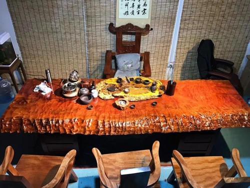 河南小伙认识的非洲酋长，酋长春节送礼，竟然是千年的珍贵古树