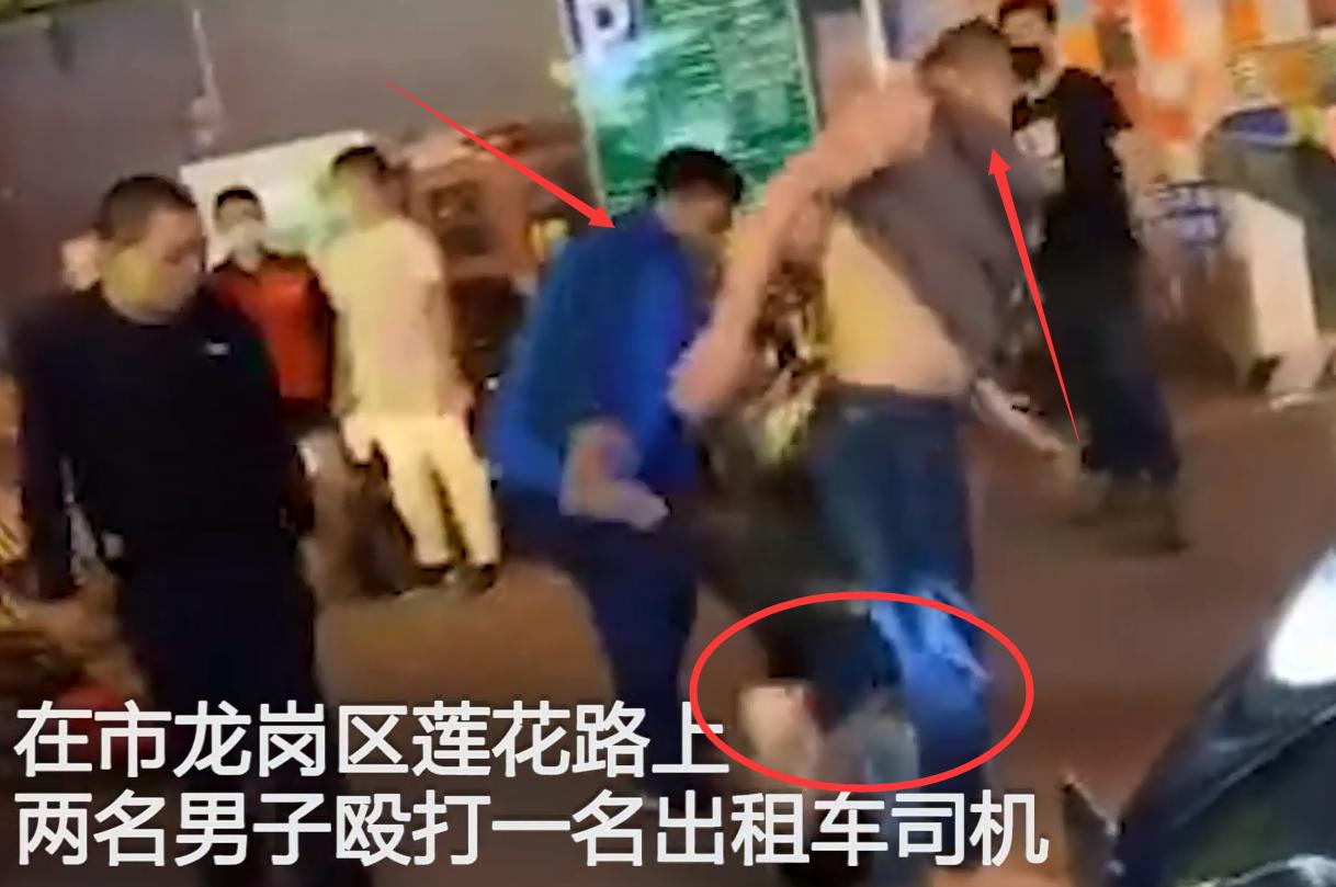 当着民警面踢人一脚,当地回应交警在街边脚踹一男子