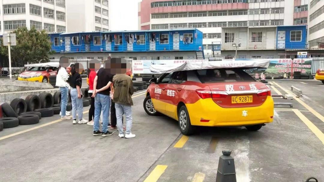 学员左右不分的搞笑教学,驾校学员左右不分