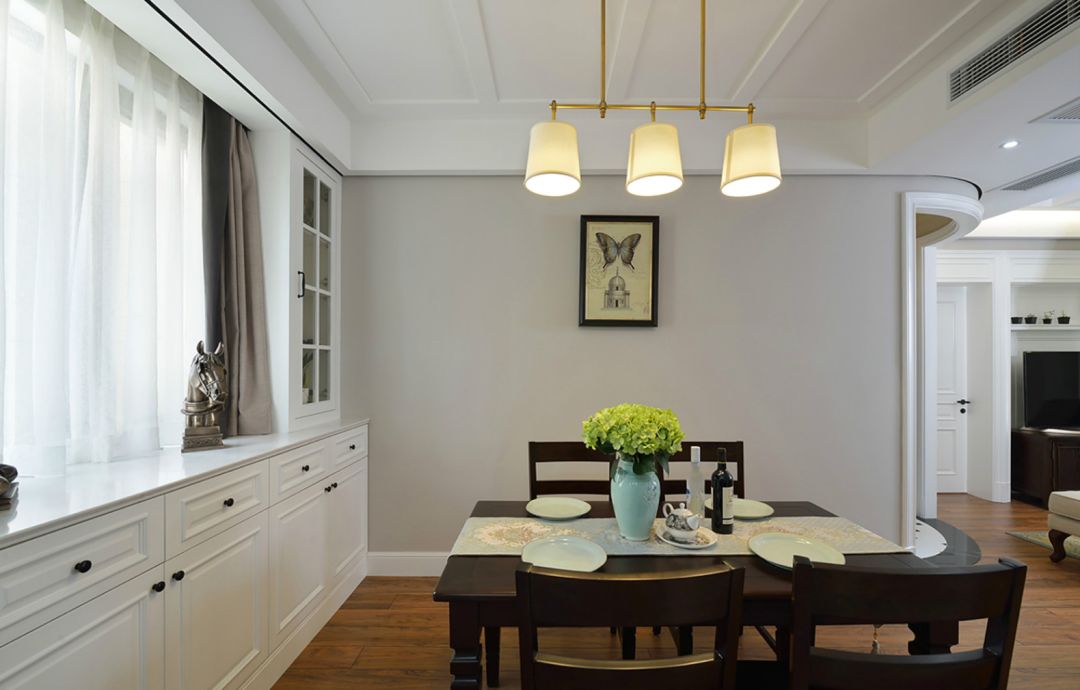 不顾后果砸掉飘窗,锤子砸下去瞬间,她们就后悔了