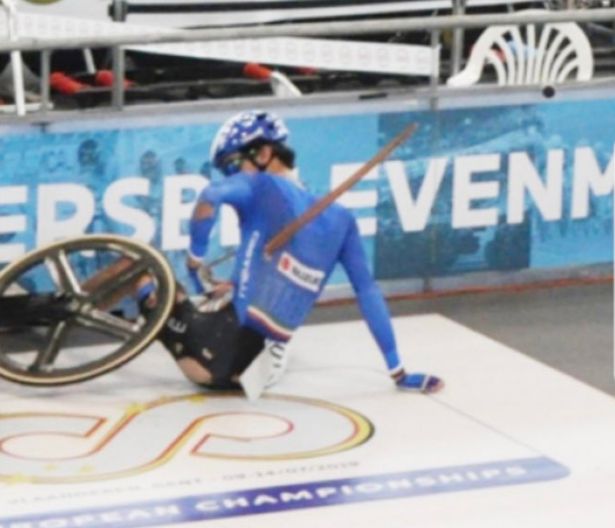 自行车被螺丝钉扎胎了后续,男子被自行车铁架子刺穿