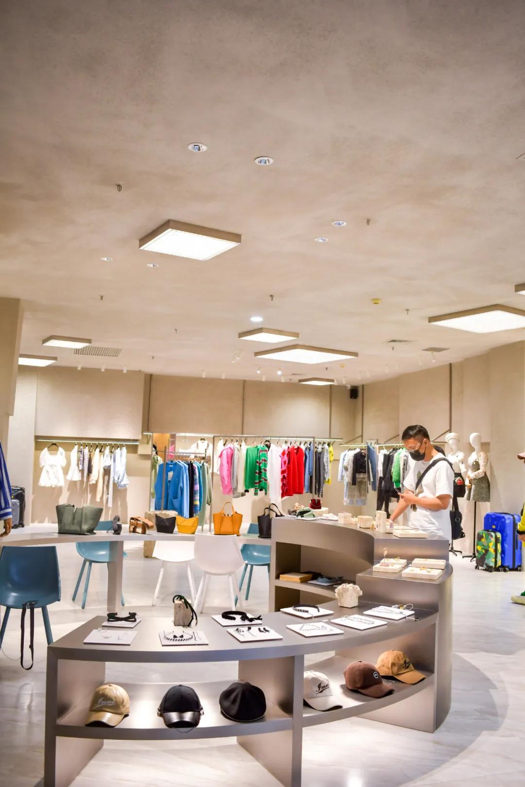 乌鲁木齐买手店有多酷？潮流搭配师坐镇，内藏咖啡吧，一秒出片