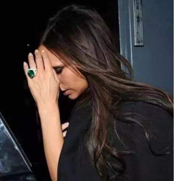 何猷君求婚钻戒有多大,何猷君求婚戒指戴哪个手指不知道