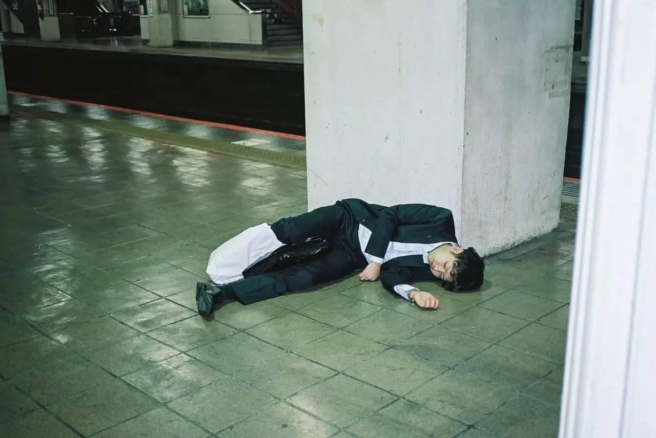 日本人酒量不好的原因,喝醉了酒直接睡觉人的性格