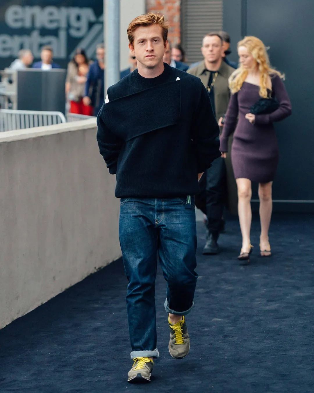 运动鞋牛仔裤和什么上衣搭配男生,牛仔裤运动鞋搭配毛呢大衣