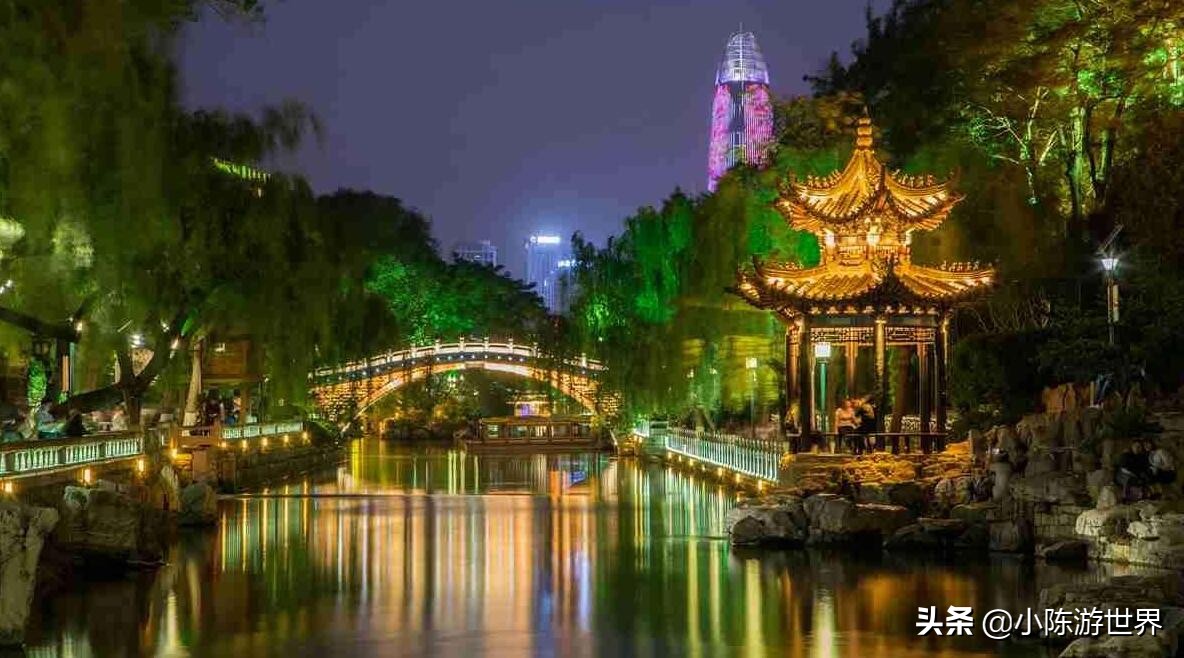 挖机大妈向趵突泉吐水,大妈向趵突泉吐水西安游客