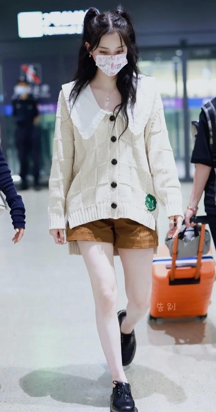 杨幂穿连体短裤时尚大片,杨幂现身粉色风衣配短裤