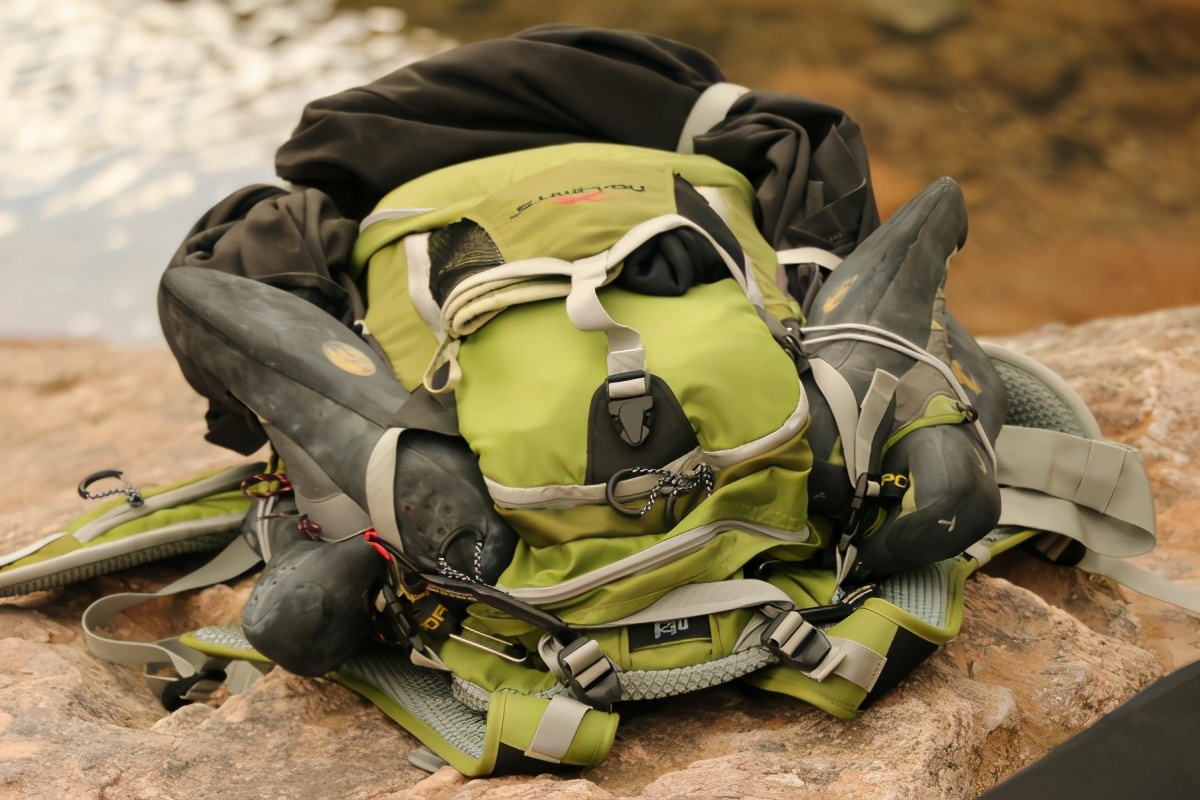 去户外爬山带什么装备,户外一日登山带什么