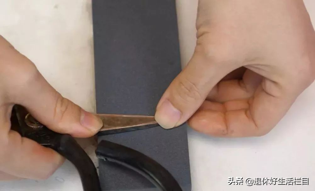 剪刀钝了怎么办简单又方便,剪刀变钝了怎么让它恢复