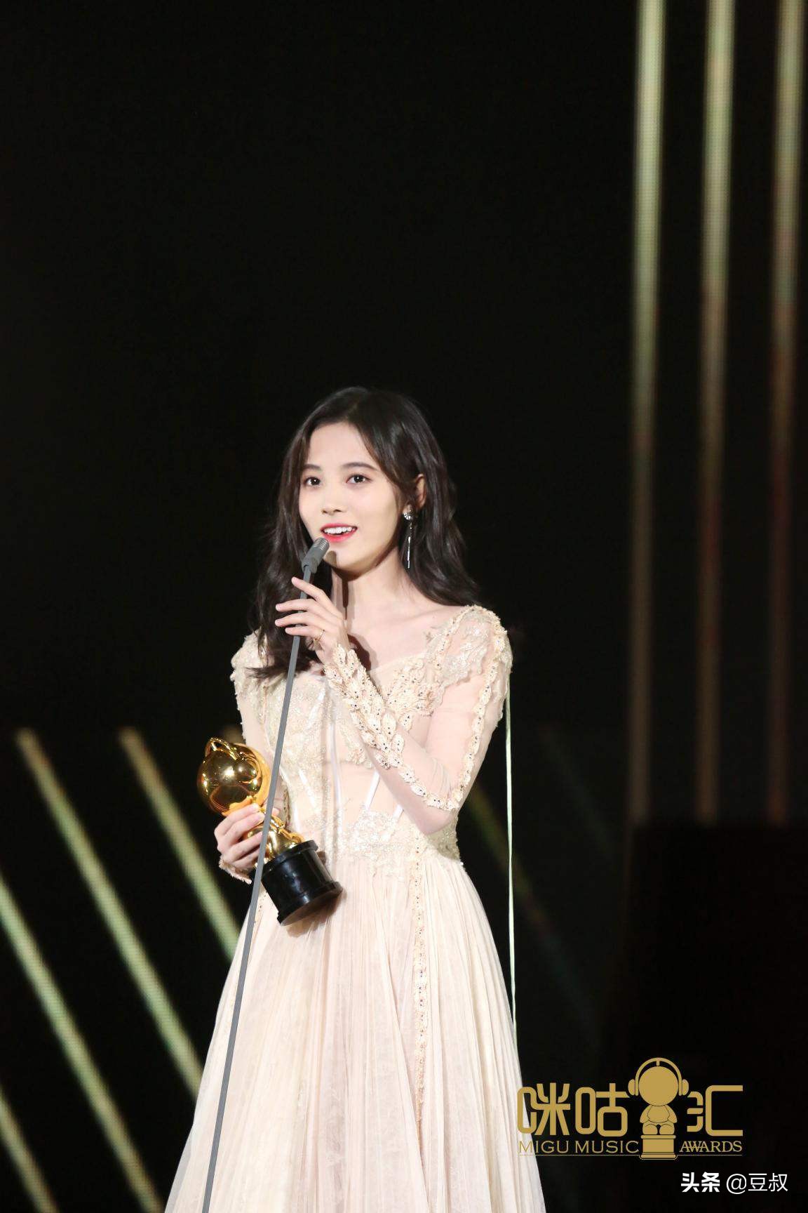 鞠婧祎被网友说初中学历,鞠婧祎以几百分考上的大学