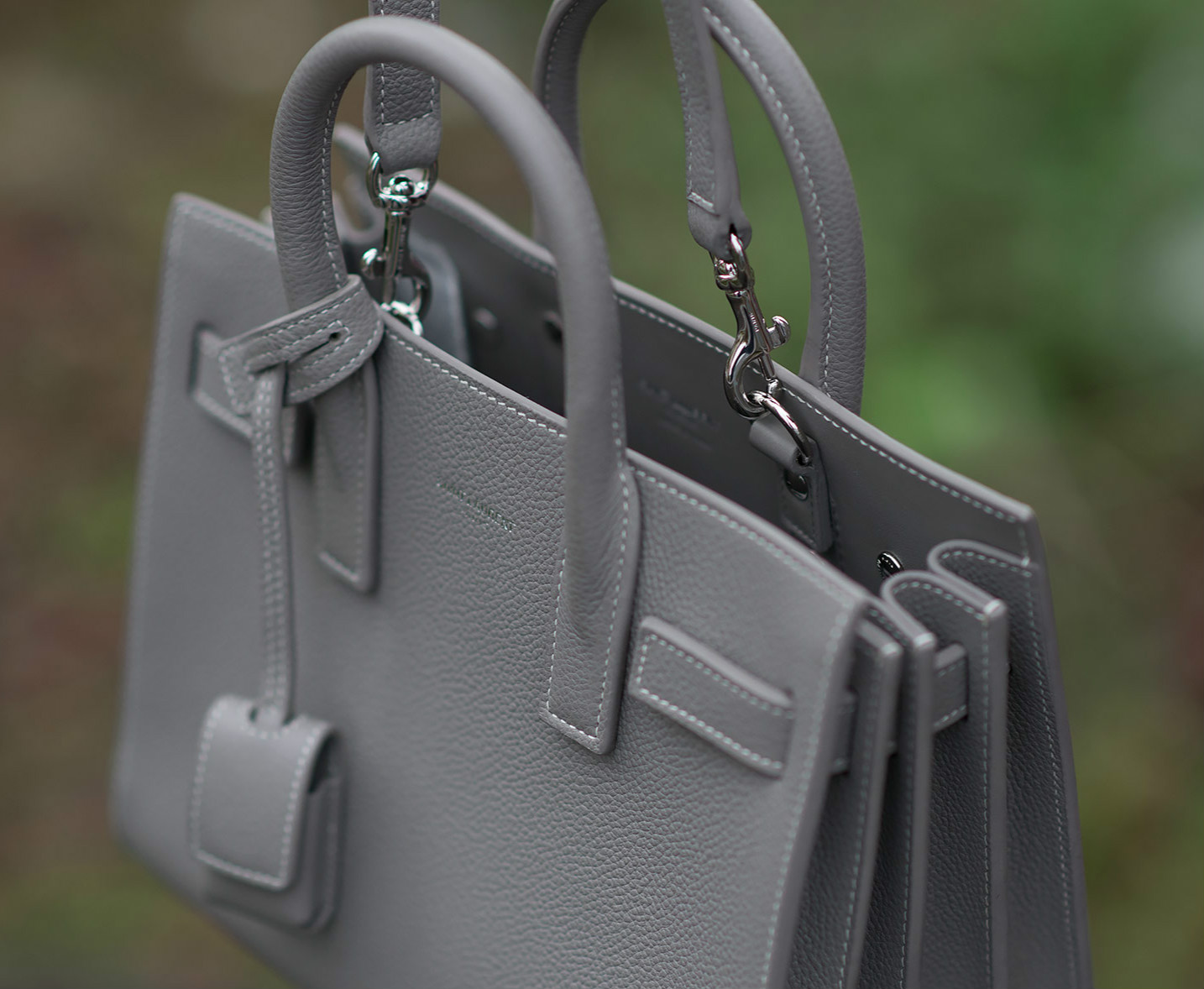 ysl是一个怎样的品牌,ysl到底叫杨树林还是圣罗兰