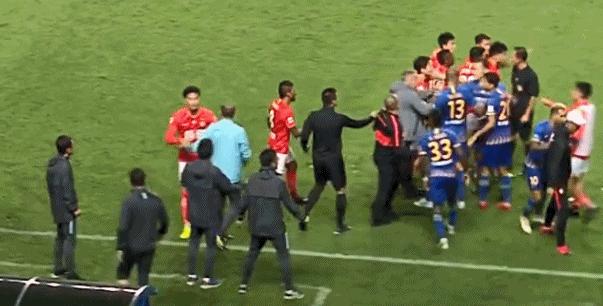 恒大卡纳瓦罗暴怒视频,广州恒大火爆内讧两年轻球员互殴