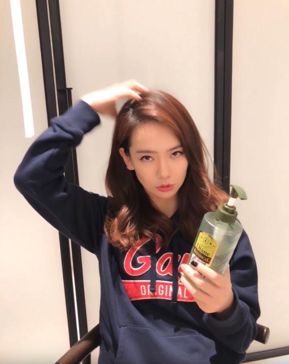 戚薇半扎发教程,戚薇洗头推荐