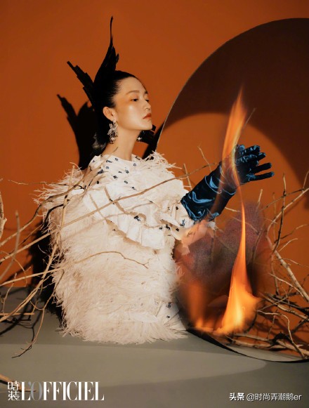 李沁超美红裙,李沁眼影亮晶晶