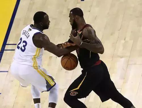 30种篮球基本犯规动作图解,篮球犯规动作视频讲解