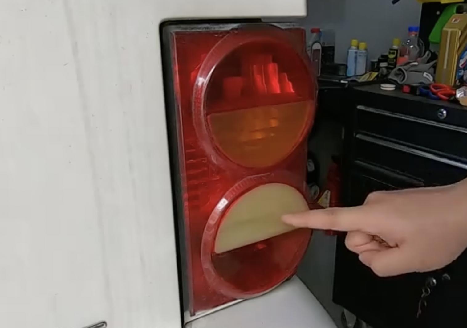 车灯起雾和进水照片,新车灯后尾灯进水起雾解决方法