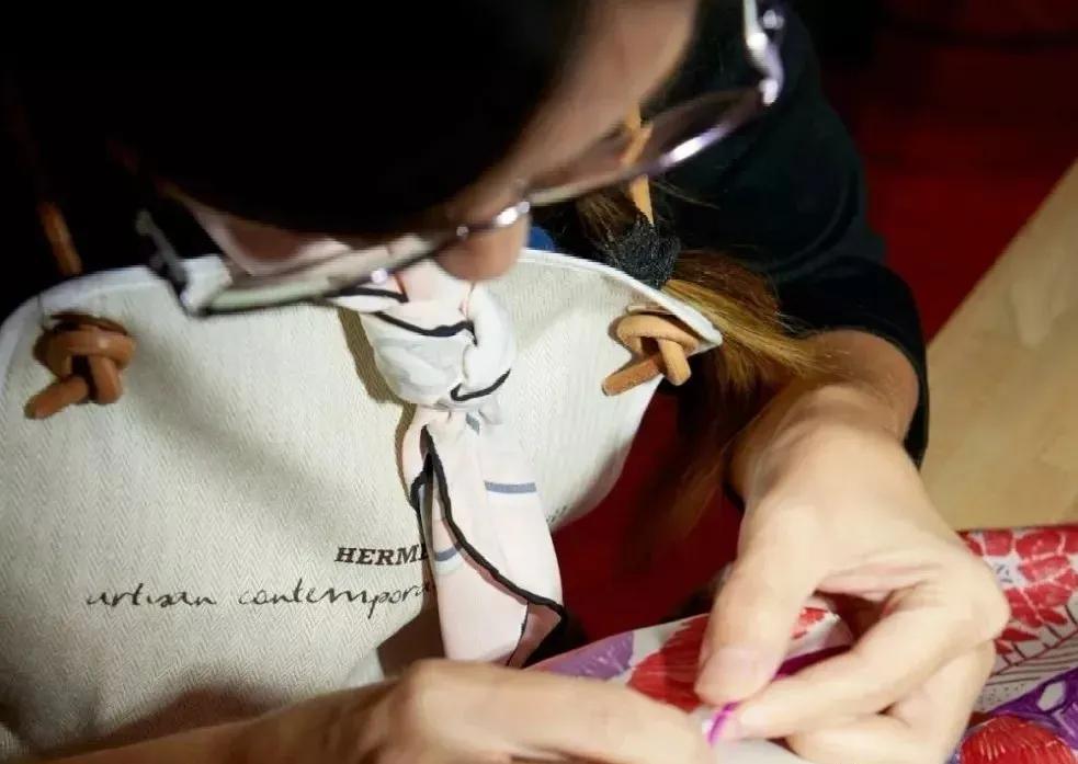 最喜欢的一条爱马仕丝巾,时尚必备独特设计的基础丝巾推荐