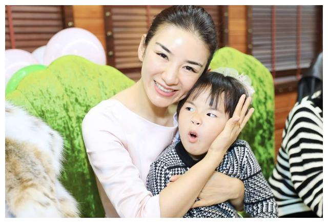 黄奕跌入低谷,黄奕过气