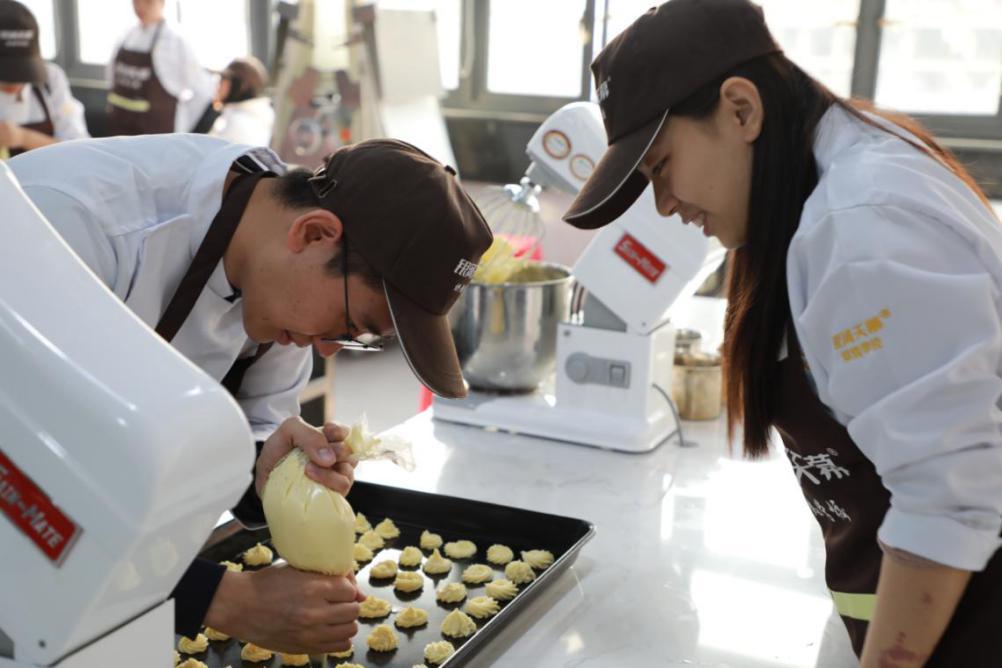 学蛋糕去学校还是学徒好,学蛋糕去实体店还是学徒