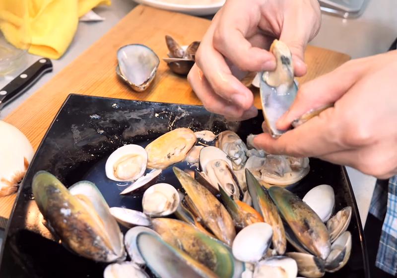 蛤蜊吐沙后还是有腥味？料理前多一步，味道更鲜美