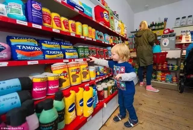 一个95后美女开了一家超市,85后美女开了一家超市