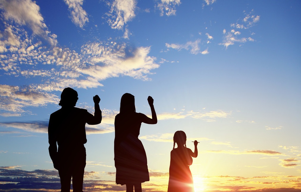 10岁女孩把东西塞到*体下**：看少儿不宜画面，还在避着孩子？