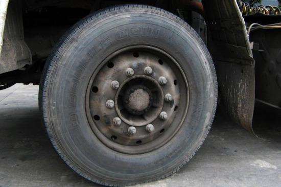 为什么卡车前后轮轮毂凹凸不一样？