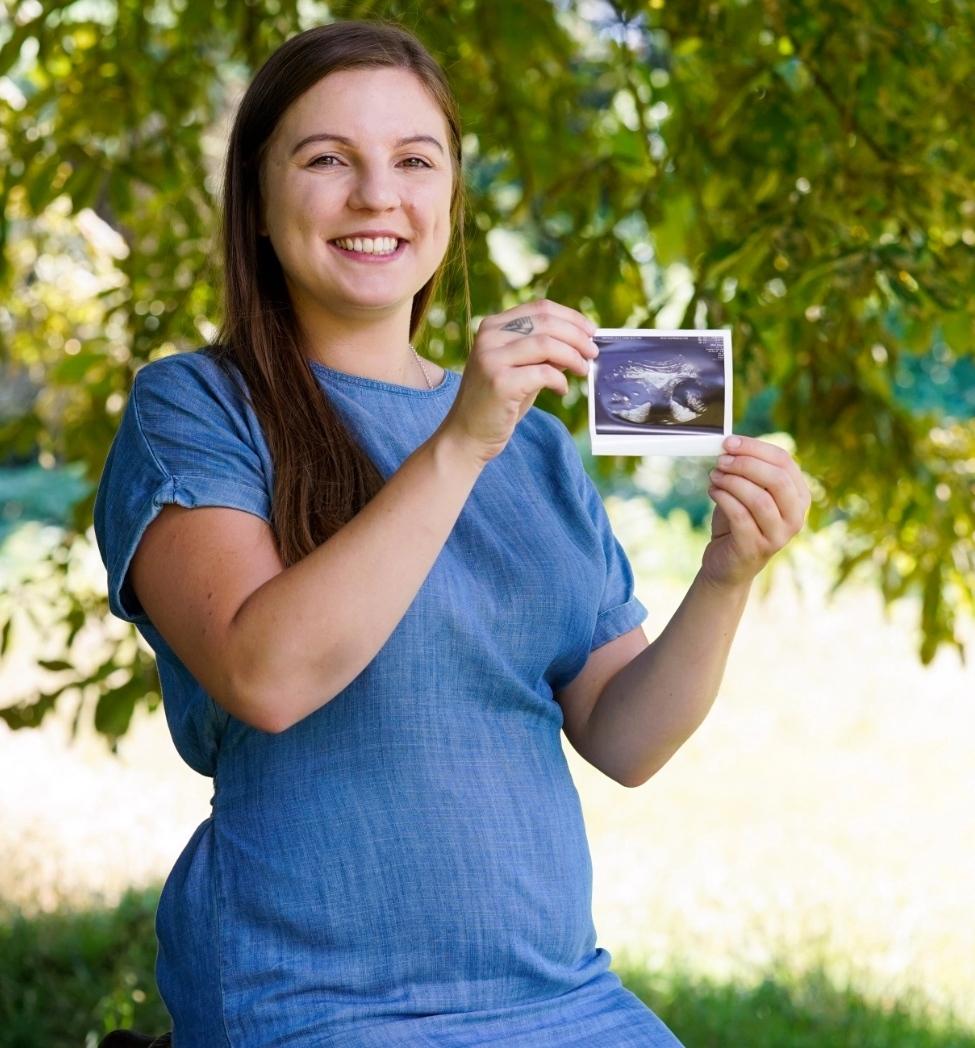 英国女子拥有两子宫，检查发现孕有双胞胎，概率仅为五千万分之一