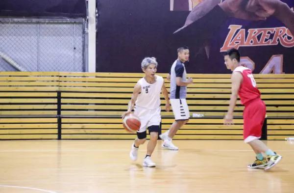 长沙大妈霸占篮球场,长沙大妈占球场跳舞