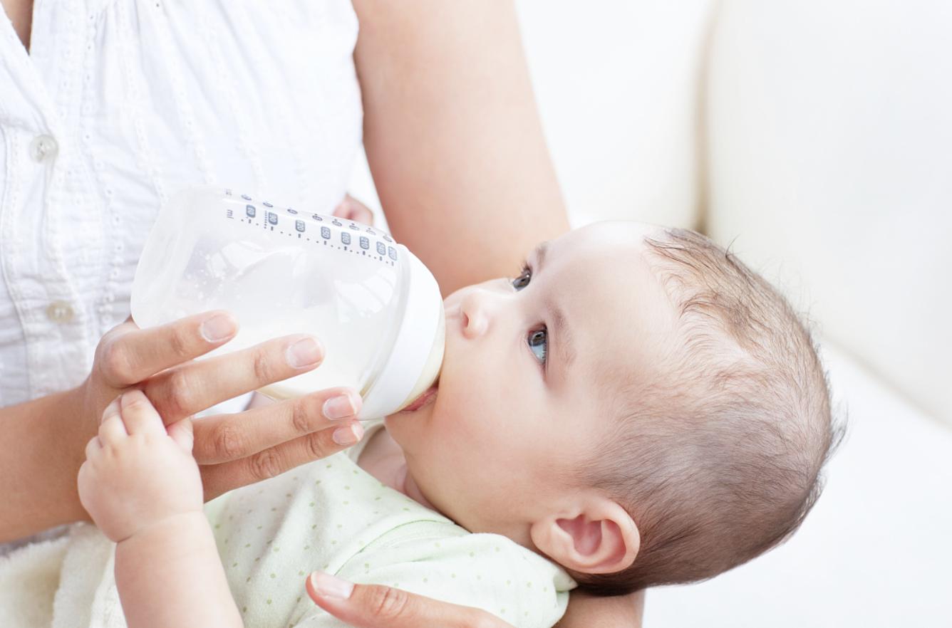 宝宝吐奶频繁怎样办,宝宝吐奶频繁怎么可以缓解