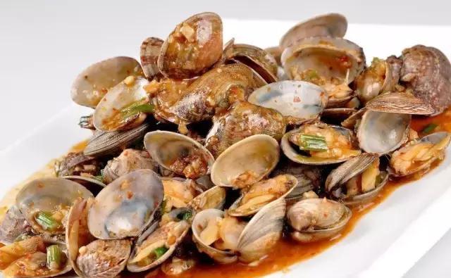 汕尾人吃海鲜,原来海边人是这样吃海螺的