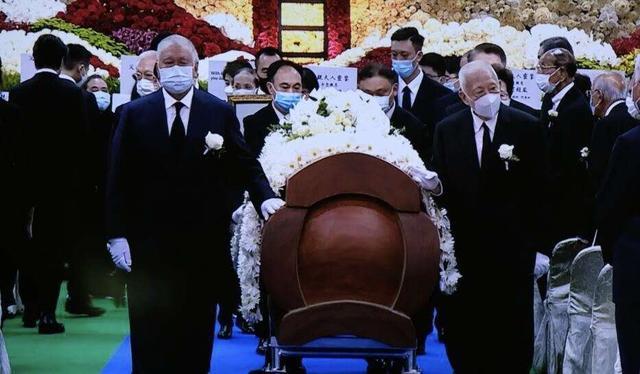 为赌王扶灵的李国宝是谁？李嘉诚家族在李国宝家族面前只是*弟弟小**