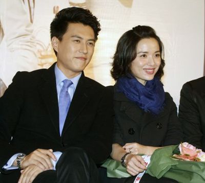 他曾是“职场男神”，娶“北电才女”李佳，今一家四口其乐融融