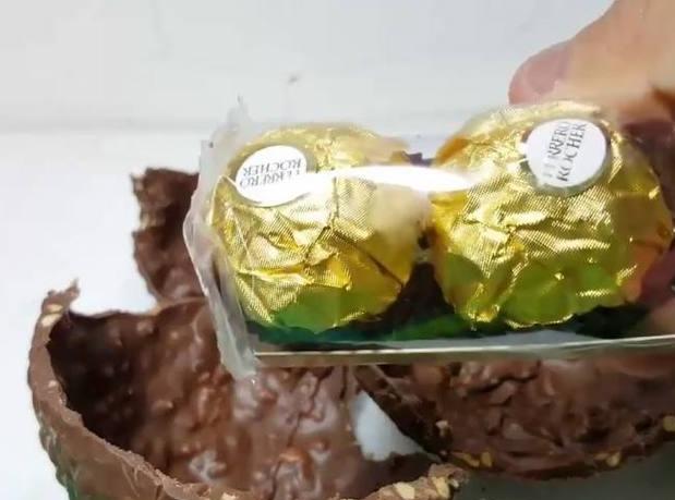 88元买了1个最大的金莎巧克力，准备吃7天，结果1刀下去崩溃了！