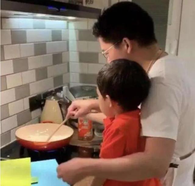 霍启刚1.5亿香港别墅曝光，内景装修太普通，空调发黄也不在意