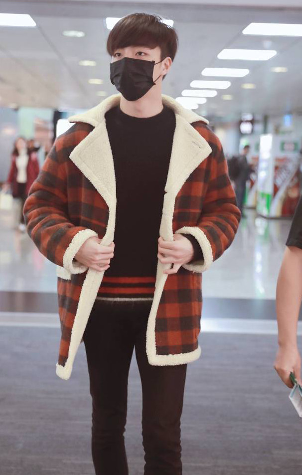 谁说黑色卫衣不怕脏，陈立农一不小心粘上了“墙灰”，这得怎么洗