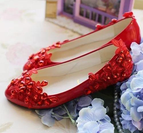 买了双白色高跟鞋，嫌太单调，稍加改造就美过新娘鞋，附教程