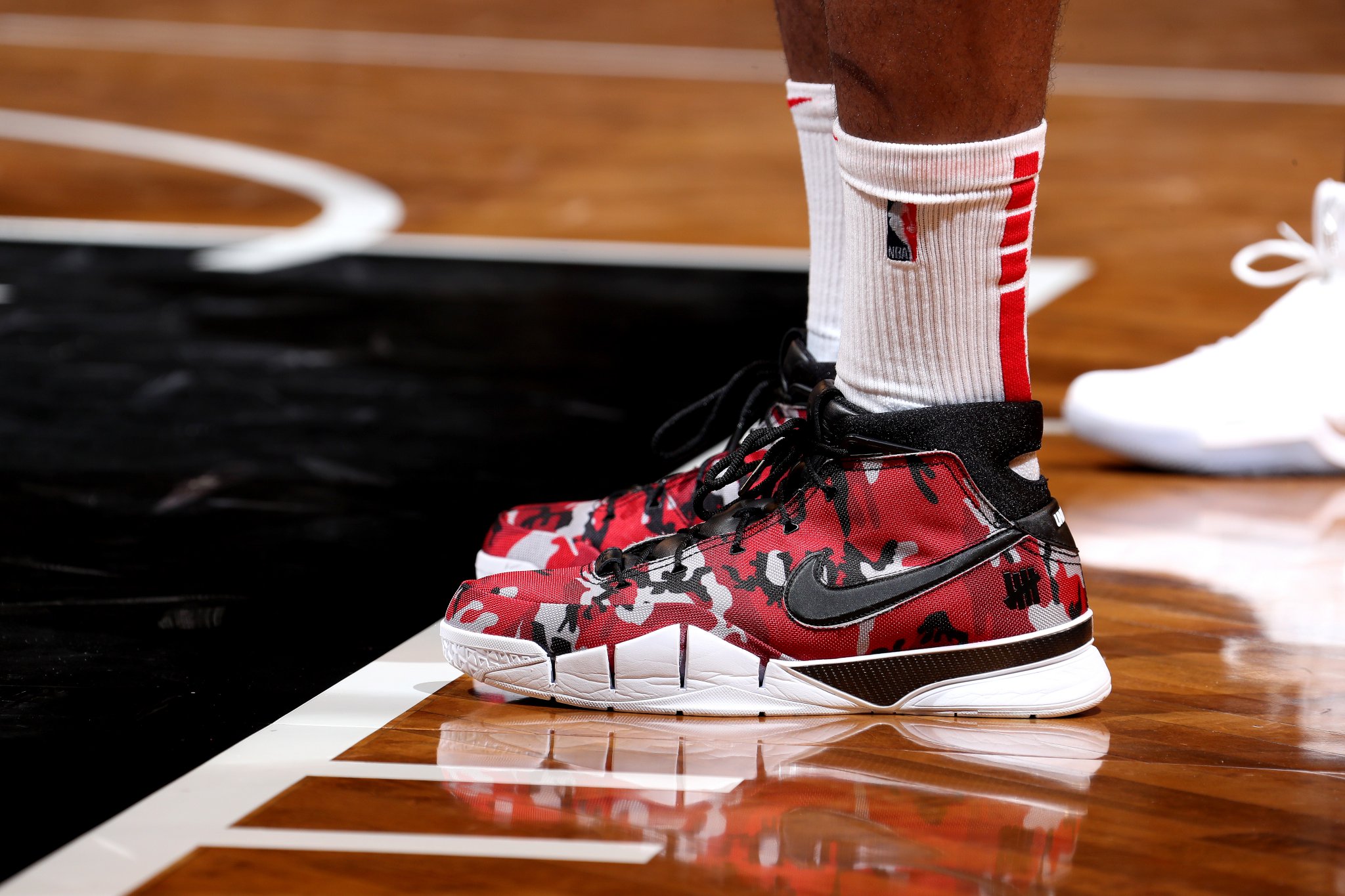 NBA今日球鞋精选：上脚两双联名款！火箭赢了，“鞋王”嗨了