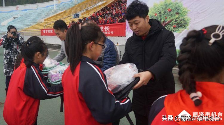 商洛爱心捐助,足球基金会汝州献爱心