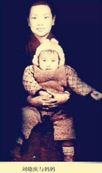 69岁刘晓庆和妹妹罕见同窗照片,刘晓庆的家庭背景