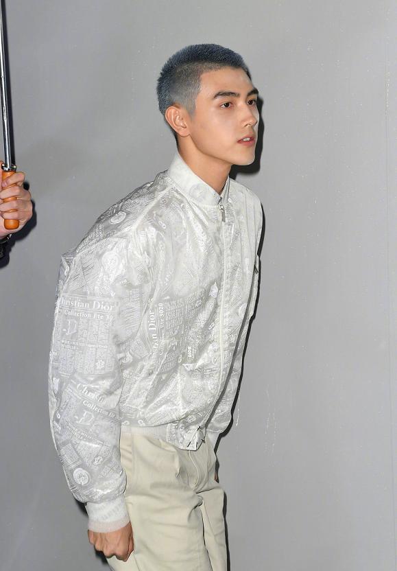 陈飞宇银发西装造型,陈飞宇黑西装金头发